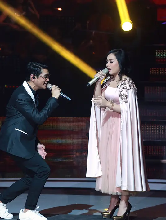 Selain kolaborasi dengan Raisa, Afgan juga berduet dengan Gita Gitawa. (Deki Prayoga/Bintang.com)
