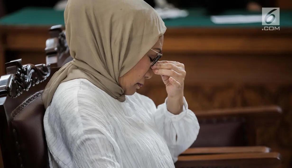 Terdakwa kasus dugaan penyebaran berita bohong atau hoaks Ratna Sarumpaet bersiap menjalani sidang putusan di Pengadilan Negeri Jakarta Selatan, Jakarta, Kamis (11/7/2019). Ratna Sarumpaet sebelumnya dituntut jaksa penuntut umum dengan pidana enam tahun penjara. (Liputan6.com/Faizal Fanani)