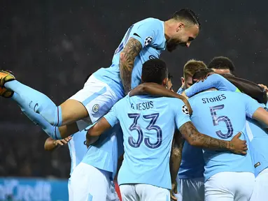 Para pemain Manchester City merayakan gol yang dicetak John Stones ke gawang Feyenoord pada laga Liga Champions di Stadion Feyenoord, Rotterdam, Rabu (13/9/2017). Feyenoord kalah 0-4 dari City. (AFP/Emmanuel Dunand)
