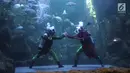 Pertarungan dalam air bertajuk The Battle of Yin Yang di Aquarium Utama Seaworld Ancol, Jakarta, Senin (12/2). Pertunjukan ini menceritakan kisah pertarungan antara dua perguruan kungfu yaitu Yin dan Yang. (Liputan6.com/Arya Manggala)