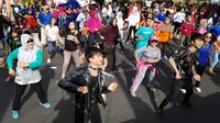 Rombongan cosplay Superhero dan Super Junior asyik mengajak warga di Pandaan, Pasuruan, bergoyang dayung. (Liputan6.com/Dian Kurniawan)