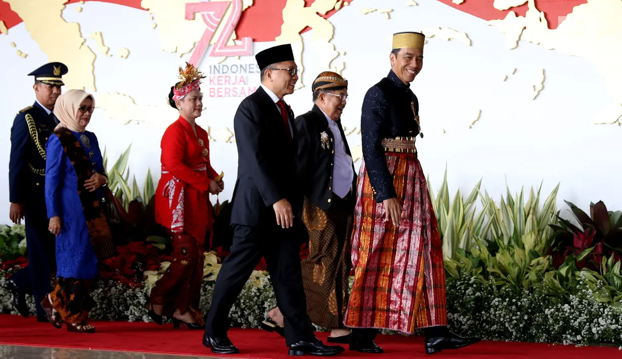 Presiden Joko Widodo (Jokowi) bersama Wakil Presiden Jusuf Kalla didampingi Ketua MPR RI Zulkifli Hasan setibanya di Gedung DPR, Jakarta, Rabu (16/8). Rencananya, Jokowi akan menyampaikan pidato dalam sidang tahunan MPR. (Liputan6.com/Angga Yuniar)