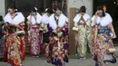 Wanita Jepang berdiri setelah mengikuti upacara Coming of Age Day atau Hari Kedewasaan di Taman Toshimaen, Tokyo, Jepang, Senin, (8/1). Hari Kedewasaan dianggap penting di mana kehidupannya sudah berubah sama sekali. (AP Photo/Koji Sasahara)