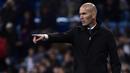 Pelatih Real Madrid, Zinedine Zidane, memberikan instruksi saat melawan Huesca pada laga La Liga Spanyol di Stadion Santiago Bernabeu, Madrid, Minggu (31/3). Madrid menang 3-2 atas Huesca. (AFP/Javier Soriano)
