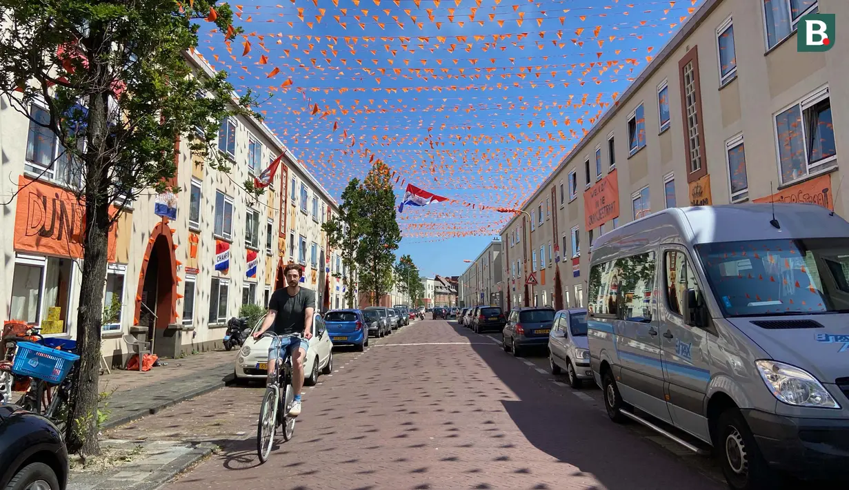 Di sejumlah tempat dengan gampang bisa menemukan ornamen-ornamen berbau Belanda dan Euro 2020. Salah satunya di kawasan Duindorp, Den Haag yang disulap menjadi kawasan serba jingga jelang Euro 2020. (Foto: Bola.com/Tito Sianipar)