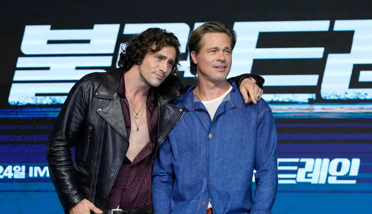 Brad Pitt (kanan) dan Aaron Taylor-Johnson berpose untuk media pada saat kedatangan mereka untuk konferensi pers dalam mempromosikan film terbaru keduanya Bullet Train di Seoul, Korea Selatan, 19 Agustus 2022. Film ini akan dirilis di Korea Selatan pada 24 Agustus. (AP Photo/Lee Jin-man)