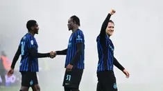 Pemain Inter Milan, Piotr Zielinski, merayakan kemenangan atas Juventus di pertandingan pekan ke-25 Liga Italia 2025/2026 di Giuseppe Meazza, Minggu (15/02/2026) dini hari WIB. (AFP/Piero Cruciatti)