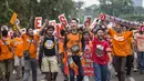 Suporter Persija Jakarta, The Jakmania, bernyanyi saat akan menonton laga Liga 1 melawan Mitra Kukar di Senayan, Jakarta, Minggu (9/12). Persija berpeluang besar menjadi juara jika berhasil menang. (Bola.com/Vitalis Yogi Trisna)