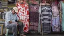 Penurunan ini dipengaruhi melemahnya daya beli masyarakat serta menurunnya kinerja industri nasional. (BAY ISMOYO/AFP)