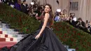 <p>Untuk acara malam terbesar fashion, Kendall Jenner memutihkan alisnya dan mengenakan ansambel Prada yang terdiri dari crop top tipis dan rok hitam penuh. (Instagram/enews).</p>