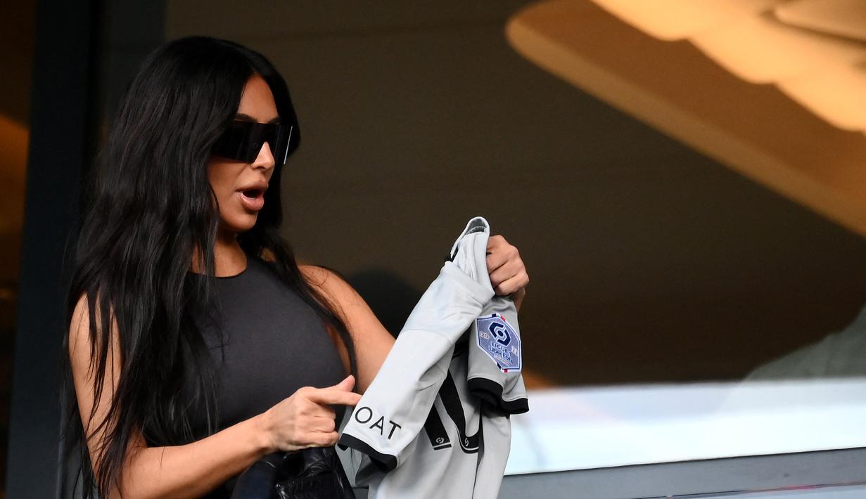 Kedatangan Kim Kardashian di stadion Parc des Princes untuk menyaksikan pertandingan Ligue 1 antara PSG melawan Rennais. Namun sayang PSG kalah dengan skor 2-0 dari tamunya. PSG untuk pertama kalinya kalah pada laga kandang di Ligue 1 setelah 36 laga beruntun tak pernah kalah. (AFP/Frank Fife)