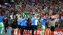 Pemain dan Fans Kroasia merayakan kemenangan usai mengalahkan Inggris pada laga semifinal Piala Dunia di Stadion Luzhniki, Rabu (11/7/2018). Kroasia menang 2-1 atas Inggris. (AP/Francisco Seco)