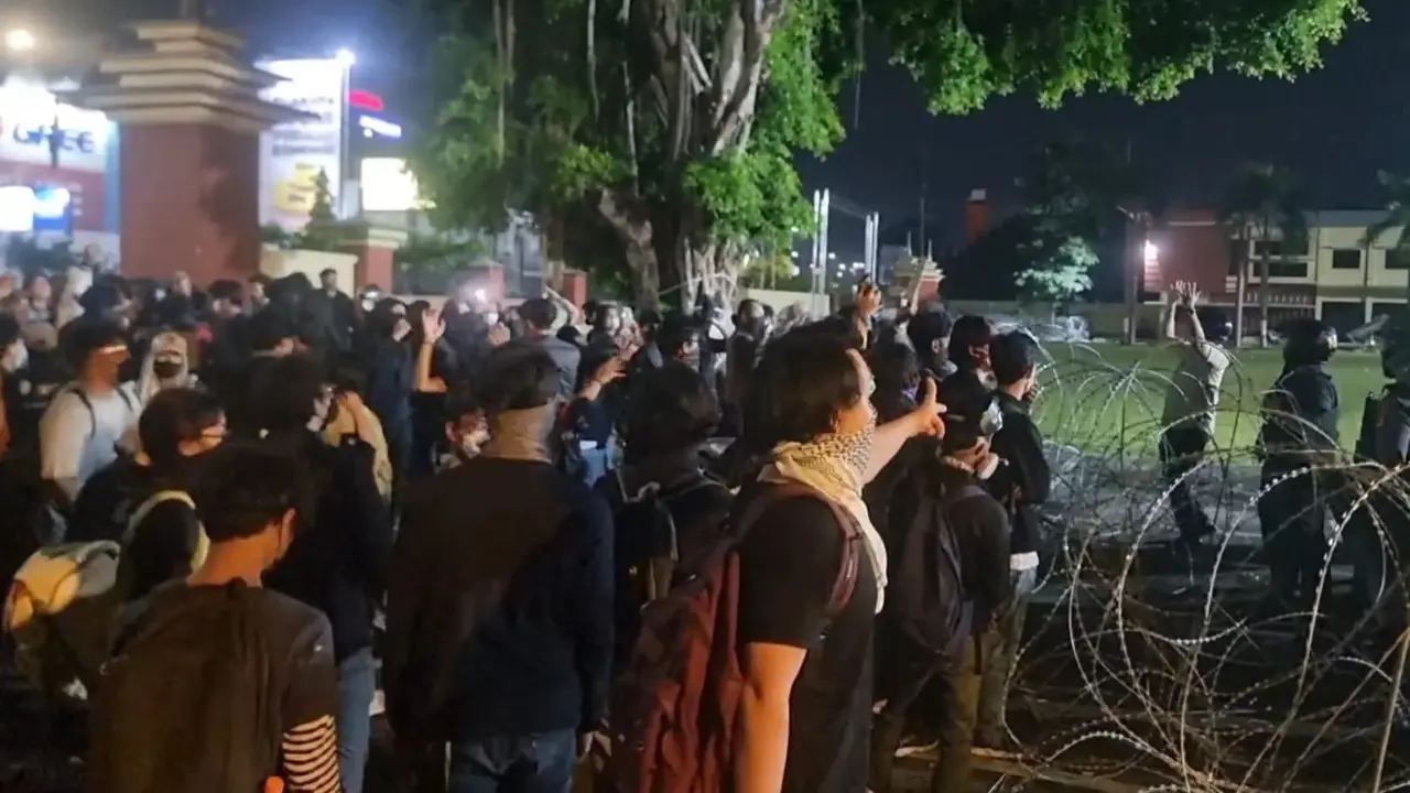 Ratusan orang menggelar aksi unjuk rasa di depan Markas Kepolisian Daerah Daerah Istimewa Yogyakarta (Mapolda DIY), Selasa (24/02/2026) malam.