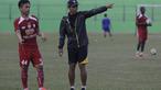 Pelatih Arema Cronus, Joko Susilo memberikan pengarahan kepada I Gede Sukadana pada latihan jelang leg kedua semi final Piala Presiden melawan Sriwijaya F.C di Stadion Gajayana, Malang, Rabu (7/10/2015). (Bola.com/Vitalis Yogi Trisna)