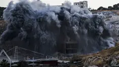 Sebuah bangunan Palestina yang sedang dibangun dihancurkan di desa Palestina Sur Baher di Yerusalem Timur (22/7/2019). Israel kembali menghancurkan sejumlah rumah Palestina yang dianggapnya dibangun secara ilegal di selatan Yerusalem. (AFP Photo/Ahmad Gharabli)