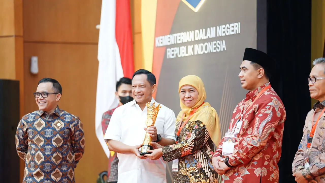 Khofifah menerima penghargaan dari Mendagri Inovasi digital Samsat 4.0 dan inovasi non digital Eko-Tren Jatim. (Istimewa)