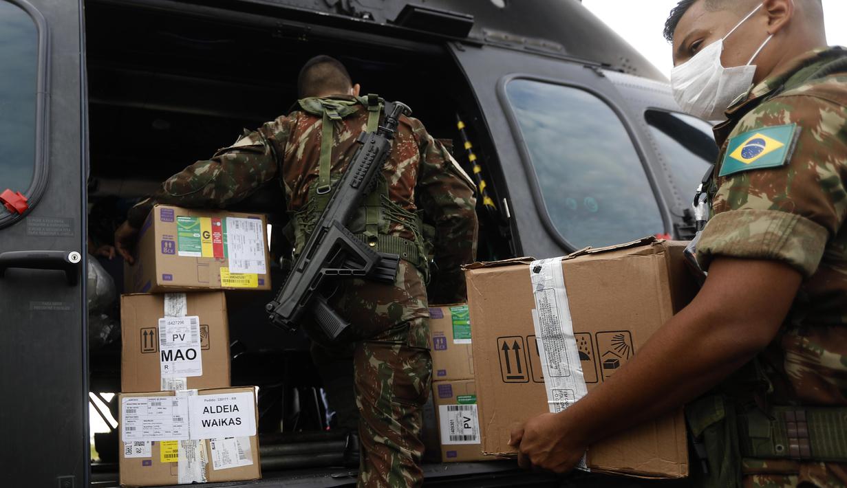 Personel militer mengangkut pasokan medis ke dalam helikopter yang akan menjangkau masyarakat pribumi di Boa Vista, ibu kota Negara Bagian Roraima, Brasil (30/6/2020). (Xinhua/Lucio Tavora)