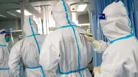 Pekerja medis menulis nama rekan mereka pada baju pelindung untuk membantu identifikasi menyusul wabah virus corona di Rumah Sakit Zhongnan, Wuhan University, Wuhan, Provinsi Hubei, China, Jumat (24/1/2020). (Xiong Qi/Xinhua)