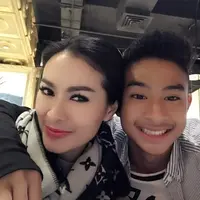 Kebersamaan Iis Dahlia bersama putra bungsunya. (Sumber: Instagram/@isdadahlia)
