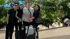 Potret Sarah Menzel berfoto dengan ibunda, kakaknya, dan juga Azriel Hermansyah sebelum keberangkatan. Terlihat mata sembab Sarah karena menangis berpisah sementara dengan Azriel. Tak hanya dari keluarga, Sarah Menzel juga dapat dukungan dari netizen. Pasangan yang terpaut usia 2 tahun ini tampil selaras dan kompak mengenakan baju simpel pakai busana nuansa gelap. (Liputan6.com/IG/@azriel_hermansyah)