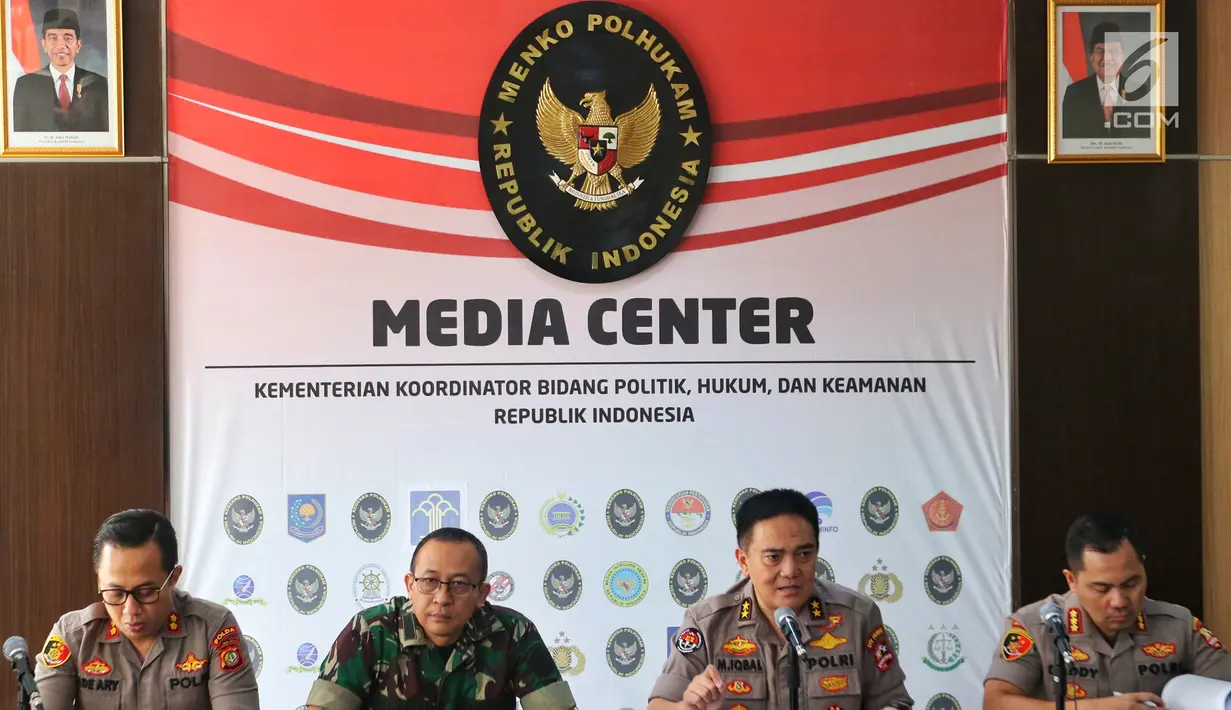 Kepala Pusat Penerangan TNI Mayjen Sisriadi dan Kepala Divisi Humas Polri Irjen M Iqbal saat menggelar jumpa pers terkait perkembangan kerusuhan 21-22 Mei 2019 di Jakarta, Selasa (11/6). Polisi Telah menetapkan 6 tersangka perencana pembunuhan terhadap 4 tokoh nasional.  (Liputan6.com/Johan Tallo)