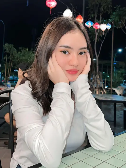 Namun siapa sangka, kehidupan di sinetron menjadi Aisyah putri dari Kang Murad berbeda terbalik dengan kehidupan asli dari Janis Kareem Aneira. (FOTO: instagram.com/janisaneira/)