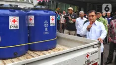 Ketua Umum Palang Merah Indonesia Muhammad Jusuf Kalla memeriksa mobil tangki air bersih di halaman kantor PMI Pusat di Jakarta, Senin (14/8/2023). (Liputan6.com/Angga Yuniar)
