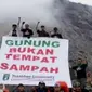 Berkat Trash Bag Community , lingkungan sejumlah gunung di Indonesia tampil lebih bersih dan indah.