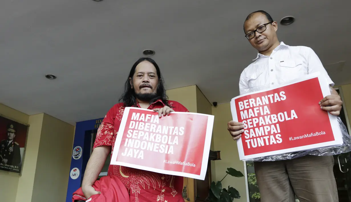 Aktivis Indonesia Football Community, Emerson Yuntho dan Ignatius Indro, menyambangi Polda Metro Jaya, Jakarta, Jumat (28/12). Mereka menyatakan mendukung Satgas Anti Mafia Sepak Bola memberantas mafia sepak bola. (Bola.com/M Iqbal Ichsan)