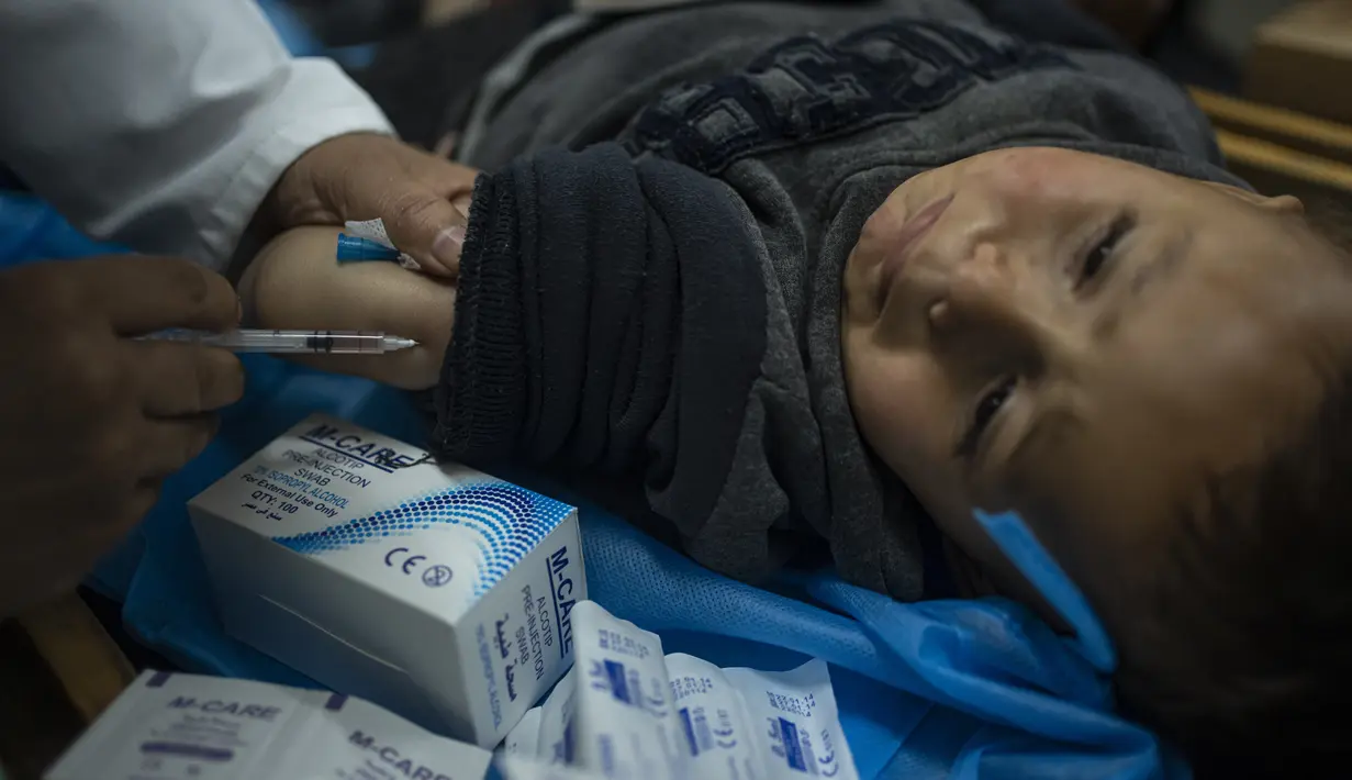Vaksin yang melindungi dari lima penyakit tersebut baru-baru ini masuk ke Gaza dalam pengiriman bantuan internasional. (AP Photo/Fatima Shbair)