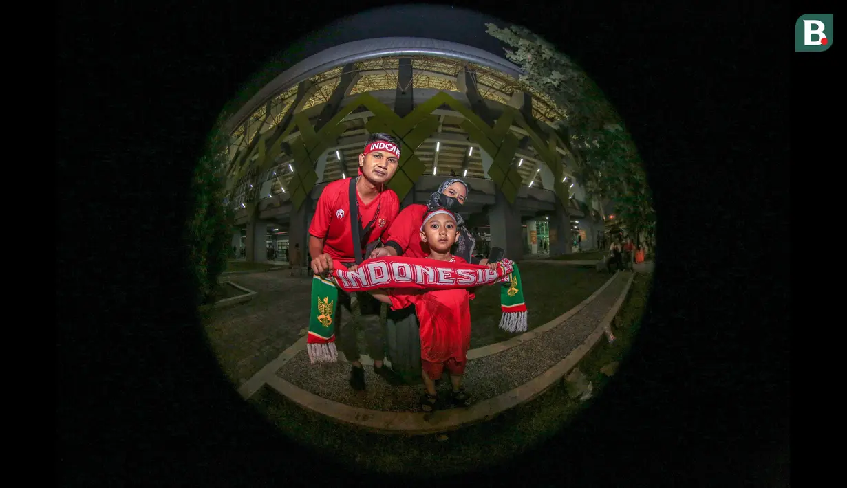 Dari kiri ke kanan: Waluyo (31), Anggun (30), dan Alif (6) merupakan serombongan keluarga yang berasal dari Bogor. Begini tanggapan mereka soal Timnas Indonesia U-19 di ajang Piala AFF U-19 2022: "Timnas Indonesia U-19 setelah dipegang Shin Tae-yong banyak perubahan, apalagi di usia mudanya lebih bagus. Semoga kedepannya lebih baik dan lebih berprestasi lagi." (Bola.com/Bagaskara Lazuardi)