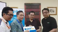 CEO Blibli.com Kusumo Martanto (kedua kiri) saat memperkenalkan aplikasi Blibli.com NOW kepada mitra store-nya di gelaran Indocomtech, Rabu (2/11/2016). (Liputan6.com/Corry Anestia)