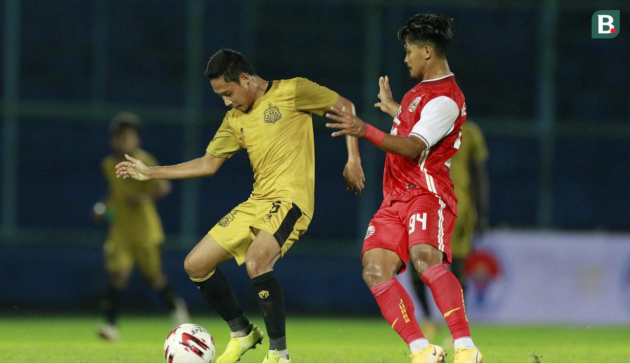 Evan Dimas. Pemain Bhayangkara Solo FC berusia 26 tahun ini awalnya dikenal sebagai gelandang serang di Timnas U-19. Kini, dengan pertambahan usia dirinya lebih nyaman bermain di posisi gelandang jangkar sebagai penyeimbang tim memanfaatkan mobilitasnya yang tinggi. (Bola.com/M Iqbal Ichsan)