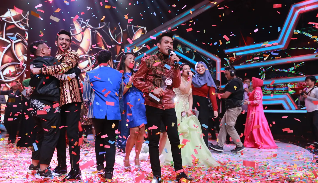 Tampilan sempurna berhasil dipersembahkan Fildan di Konser Kemenangan tadi malam, 27 Desember 2017. Bahkan, ia pun berhasil memikat hati para dewan juri dan komentator malam itu. (Adrian Putra/Bintang.com)