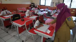 Guru mengawasi simulasi Pembelajaran Tatap Muka Terbatas (PTMT) di SDN 03 Cinere, depok, Jawa Barat, Selasa (28/09/2021). Menurut jadwal PTMT serentak di seluruh sekolah  akan diselenggarakan 4 Oktober mendatang. (merdeka.com/Arie Basuki)