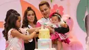 Pesta ulang tahun berkonsep flamingo digelar Ussy dan Andhika untuk merayakan hari ulang tahun putri bungsunya. Ussy punmenceritakan konsep yang diusungnya, yang ternyata ide dari anak-anaknya yang lain. (Adrian Putra/Bintang.com)