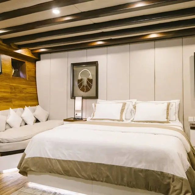 Jelajahi Keindahan Pulau Raja Ampat dengan Kapal Phinisi