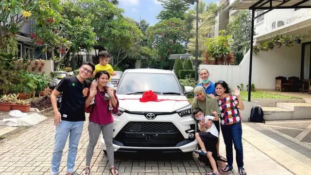 Tya Ariestya beri hadih mobil untuk ibunya (Instagram/tya_ariestya)