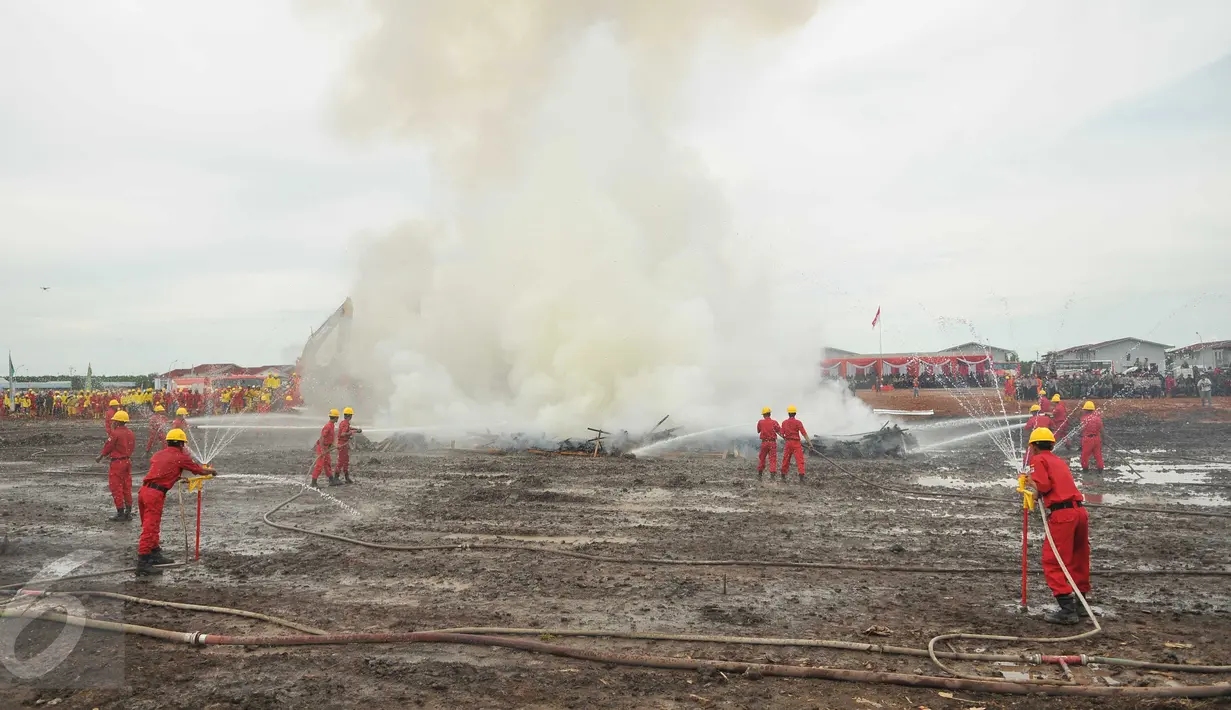 Petugas saat simulasi menanggulangi kebakaran lahan dan hutan di kawasan Unit Industri APP-Sinar Mas, Sumsel, Kamis (24/3). Simulasi ini komitmen membangun sinergi antara swasta, pemerintah pusat, pemerintah daerah dan BNPB. (Liputan6.com/Gempur M Surya)