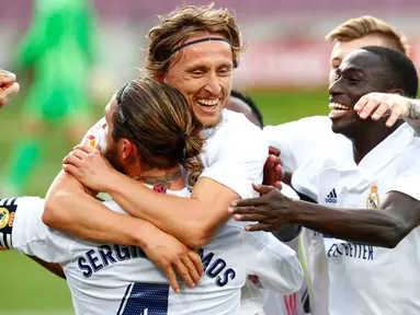 Gelandang Real Madrid, Luka Modric merayakan gol yang dicetaknya ke gawang Barcelona pada laga La Liga bertajuk El Clasico di Nou Camp, Sabtu (24/10/2020). Barcelona harus menelan pil pahit kalah 1-3 dari musuh bebuyutannya Real Madrid di kandang sendiri, Nou Camp. (AP Photo/Joan Monfort)