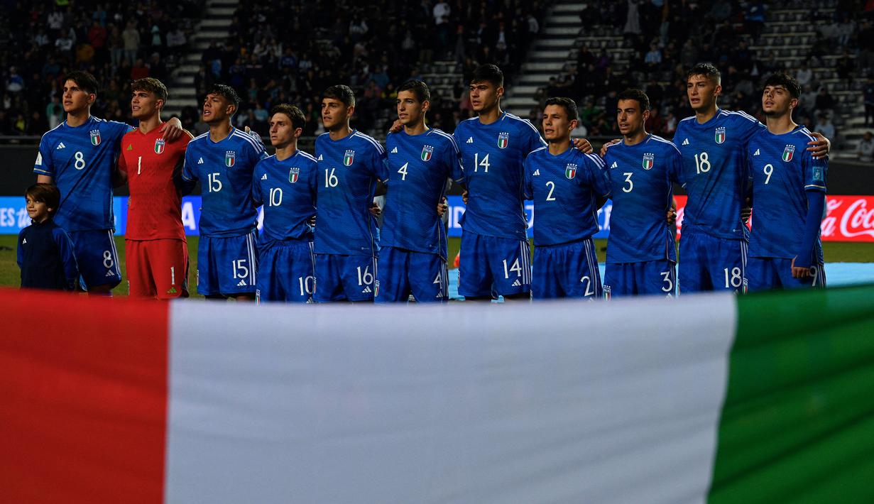Para pemain starting XI Timnas Italia U-20 berbaris menyanyikan lagu kebangsaan Italia sebelum dimulainya laga babak 16 besar Piala Dunia U-20 2023 menghadapi Inggris di Diego Armando Maradona Stadium, La Plata, Argentina (31/5/2023). Italia tercatat pernah satu kali menjadi peringkat ketiga Piala Dunia U-20 pada edisi 2017 di Korea Selatan. Kala itu Italia menang 4-1 (0-0) dari Uruguay lewat adu penalti. (AFP/Luis Robayo)
