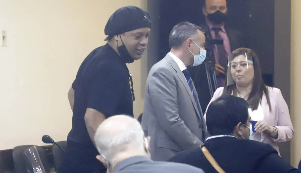 Ronaldinho dan kakaknya, Roberto Assis akhirnya dibebaskan setelah hakim menangguhkan dakwaan terhadap kakak-beradik tersebut. (AP Photo/Marta Escurra)