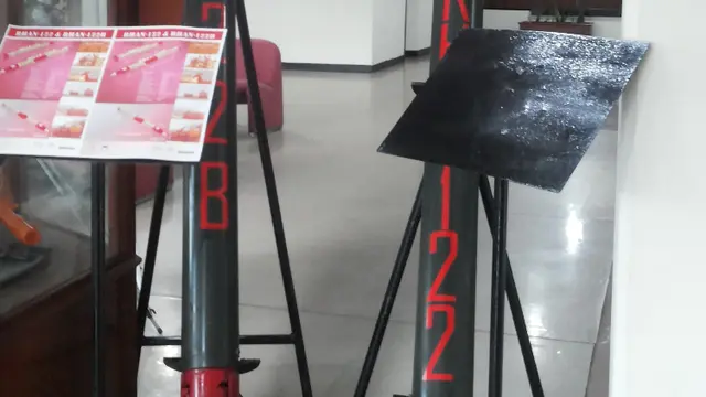 Pindad memproduksi roket balistik pertama di Indonesia bernama Rudal Pertahanan atau R-Han 122. (Liputan6.com/Ilyas Istianur P)