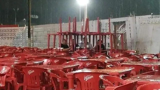 6 Potret Nyeleneh Orang Berteduh Ketika Hujan Ini Kocak
