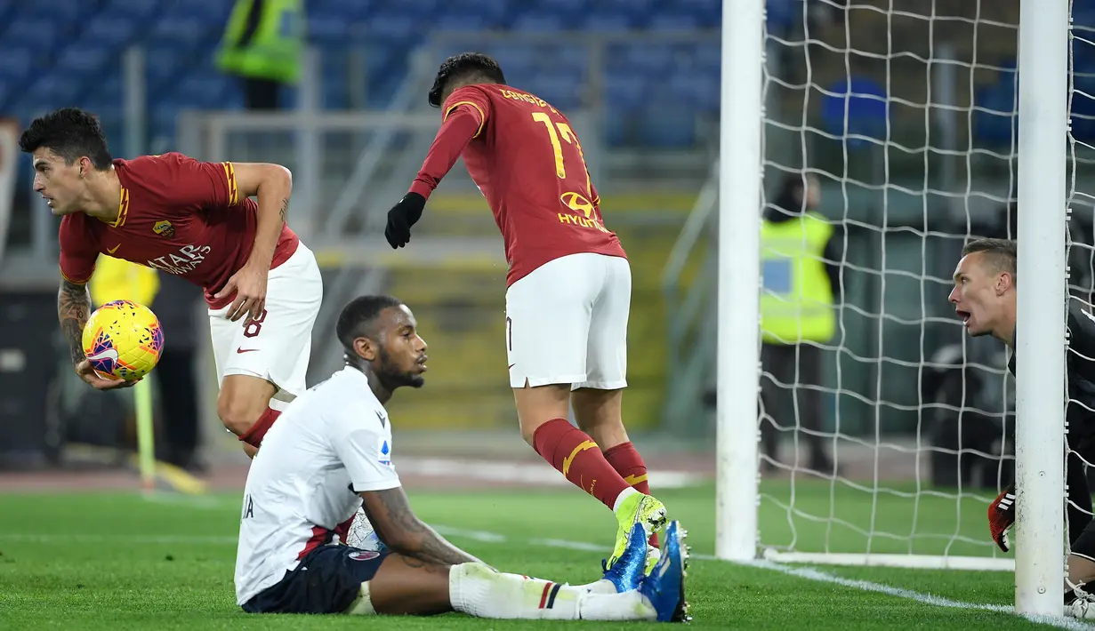 Pemain AS Roma Diego Perotti (kiri) mencetak gol ke gawang Bologna pada pertandingan pekan ke-23 Serie A Liga Italia di Olimpico Stadio, Roma, Italia, Jumat (7/2/2020). AS Roma kalah dari Bologna 2-3. (Filippo MONTEFORTE/AFP)