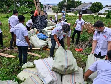 Petugas Kepolisian Republik Indonesia bersiap memusnahkan berbagai jenis narkoba hasil pengungkapan dari jaringan narkotika internasional di Mapolda Banda Aceh pada 12 Juni 2025. (CHAIDEER MAHYUDDIN/AFP)
