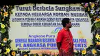 Karangan bunga duka cita mulai berdatangan di Posko Crisis Center Bandara Juanda, Surabaya, Rabu (31/12). (Liputan6.com/Johan Tallo)