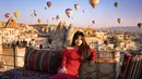 Pemeran film “Bukan Cinderella” itu baru-baru ini mengunggah momennya berpose dengan latar balon udara ikonik khas Cappadocia. [@fuji_an]