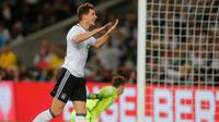 Gelandang Jerman, Leon Goretzka melakukan selebrasi usai mencetak gol ke gawang Norwegia pada grup C Kualifikasi Piala Dunia 2018 di Stuttgart, Jerman,(4/9). Jerman menang telak atas Norwegia 6-0. (AP Photo/Michael Probst)