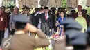 Presiden Jokowi (ketiga kanan) memberi penghormatan saat upacara  Peringatan Hari Bhakti Adhyaksa ke-55 di Kejaksaan Agung, Jakarta, Rabu (22/7/2015). Tema hari Bhakti Adhyaksa ke-55 'Tingkatkan Kinerja, Bela Anak Bangsa.' (Liputan6.com/Faizal Fanani) 
